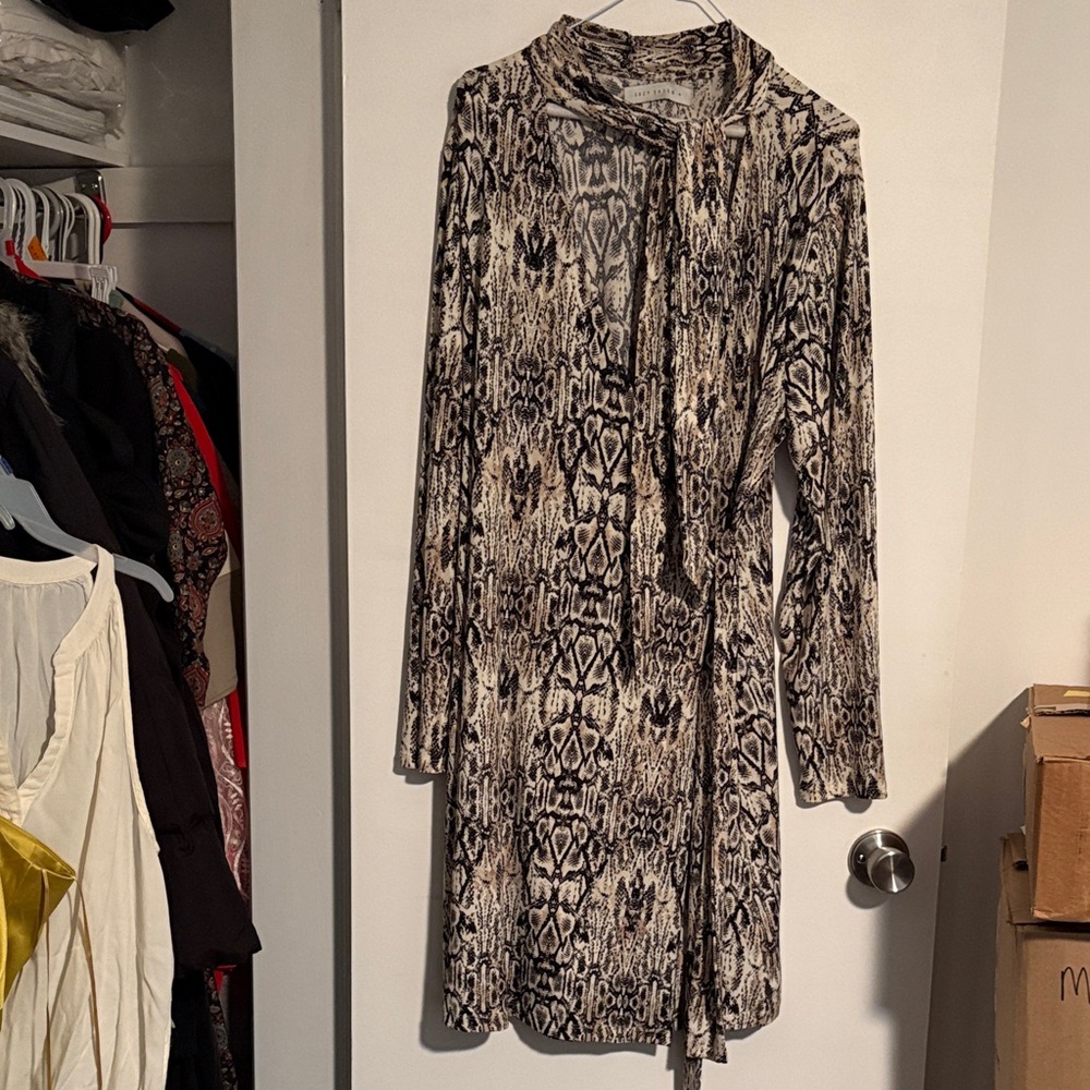 Suzy Shier Black and Cream Long Sleeve Dress